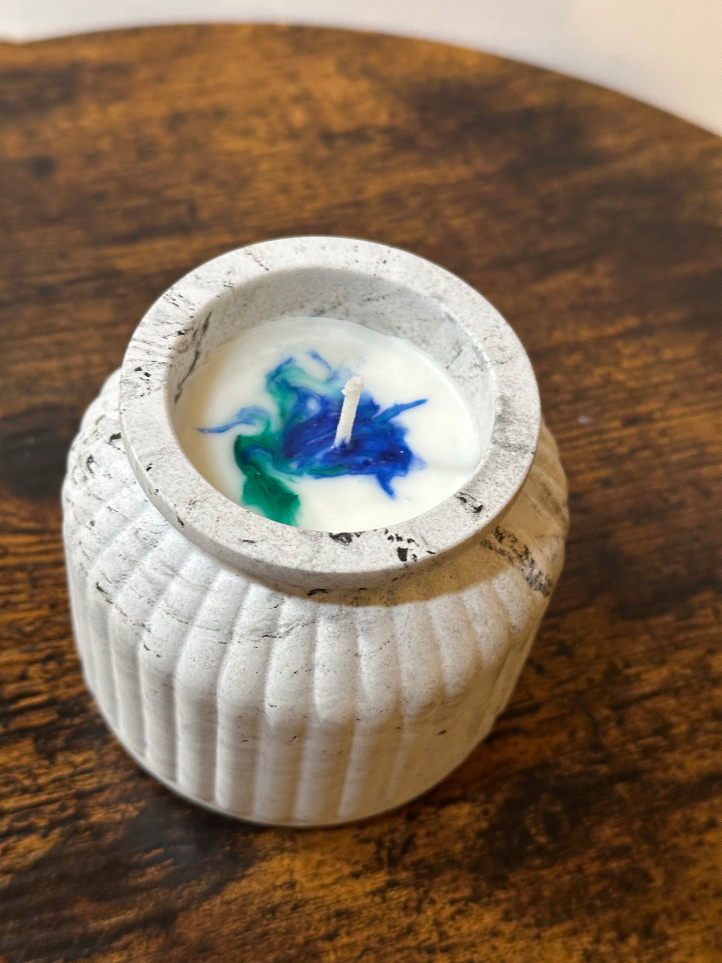 Candela in vaso rigato effetto pietra