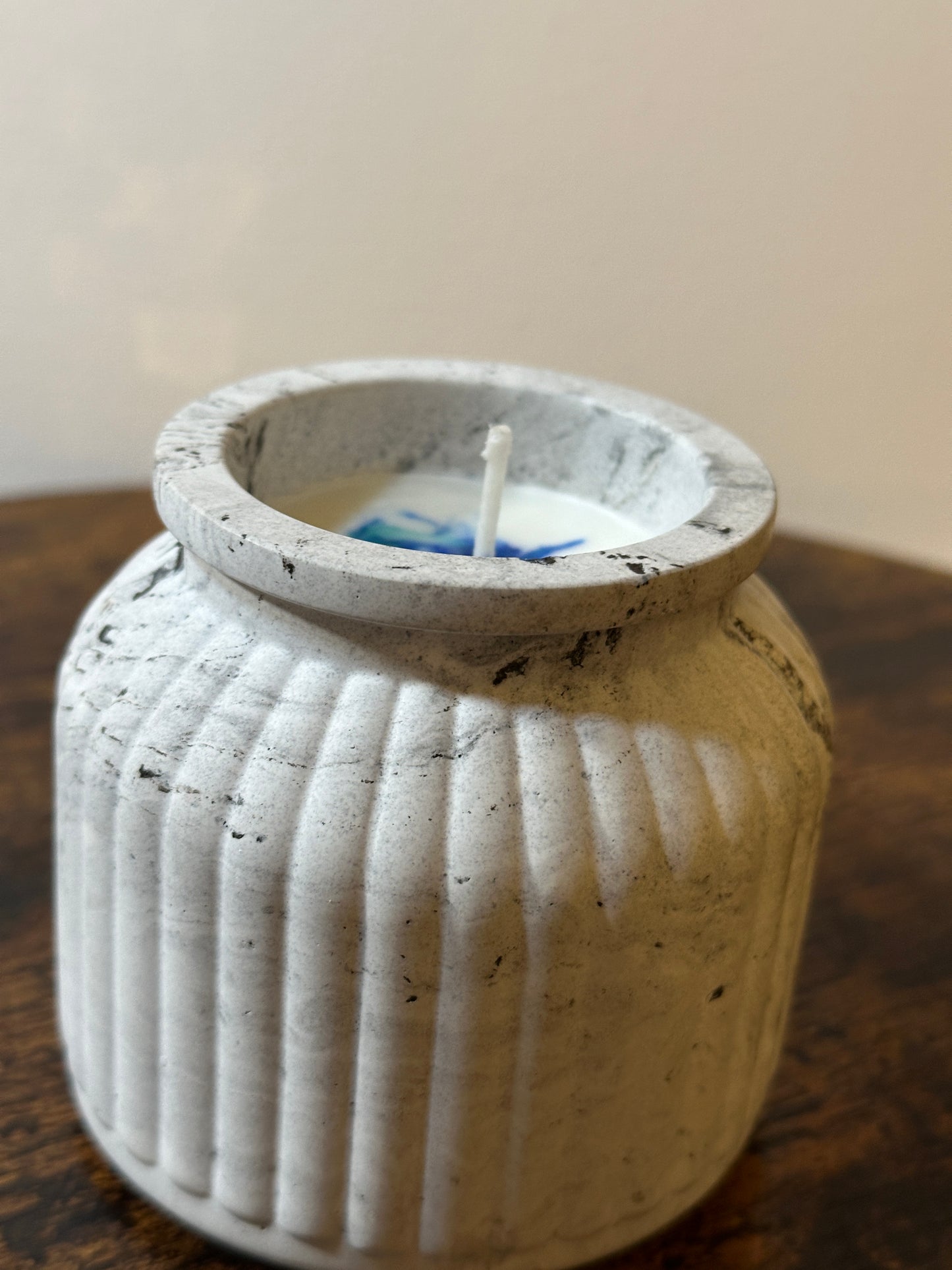Candela in vaso rigato effetto pietra
