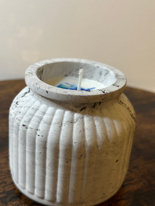 Candela in vaso rigato effetto pietra