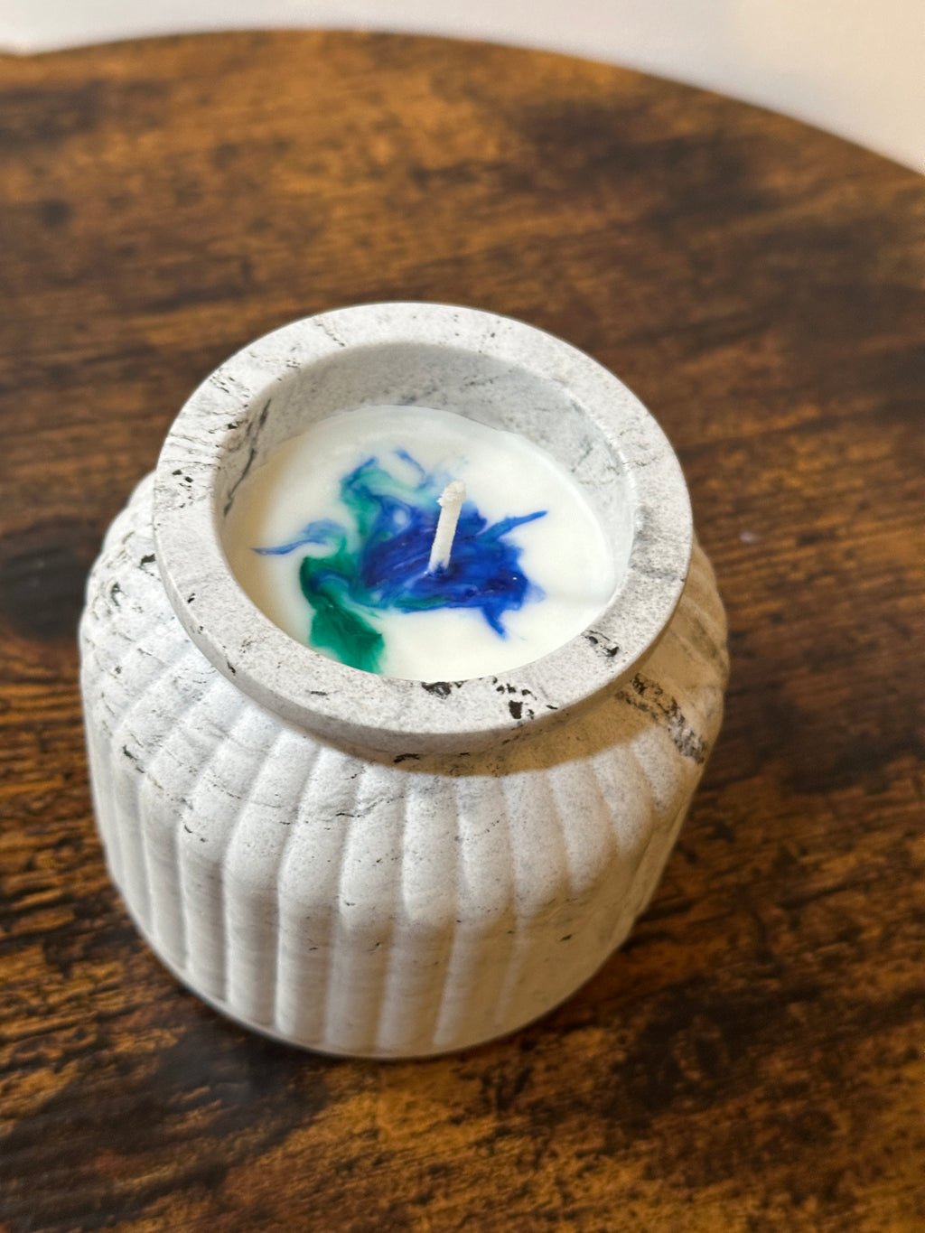 Candela in vaso rigato effetto pietra